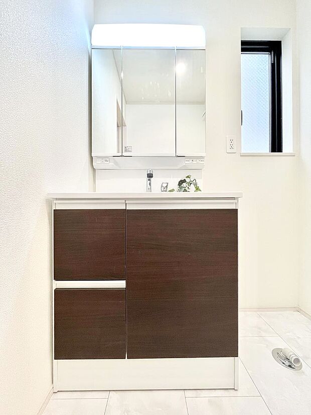 大きく見やすい三面鏡で清潔感ある洗面台は、身だしなみチェックや肌のお手入れにおすすめです。 