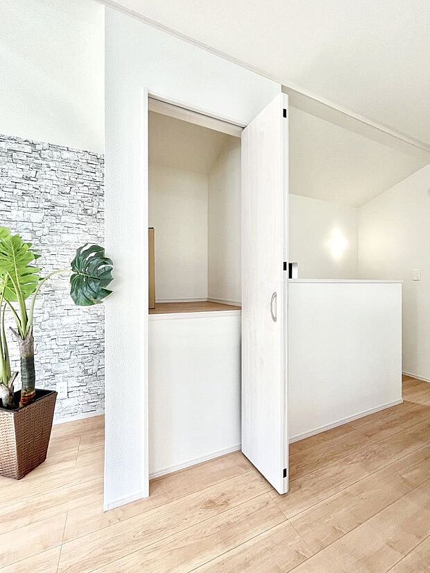 リビング収納。ここに収納があると物が集まるLDKがスッキリ片付きそうですね。  