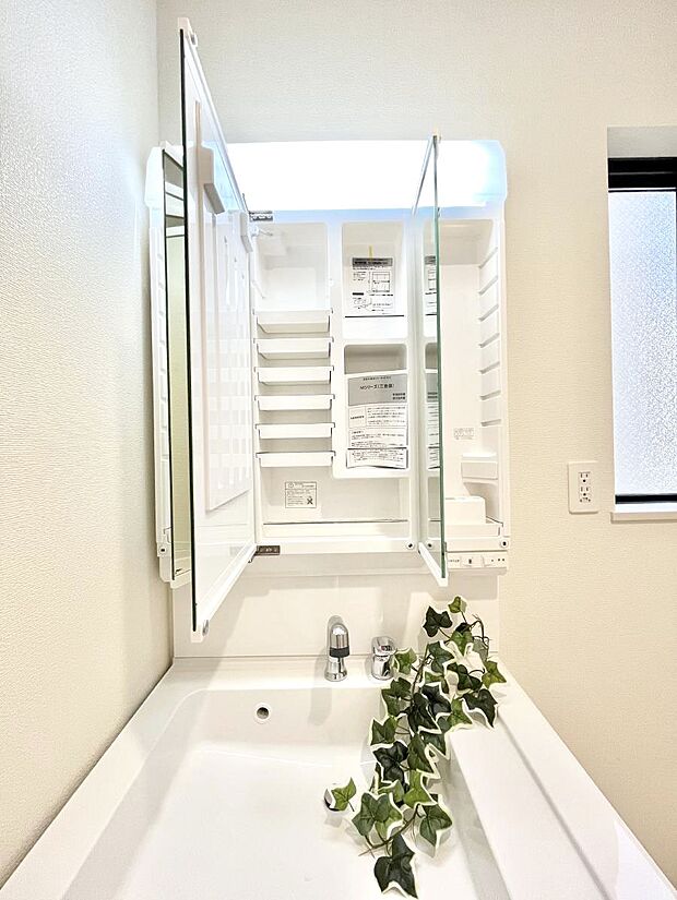 三面鏡の裏に、化粧品や衛生用品などを収納可能。洗面台をすっきりと保ちます！