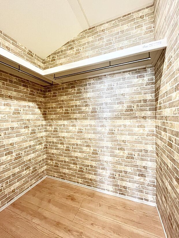 家族みんなの共有物を収納するのに便利なファミリークローク