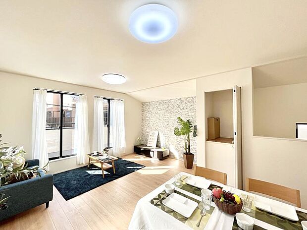 大きな窓からたっぷりの陽光と風を感じられるリビング  