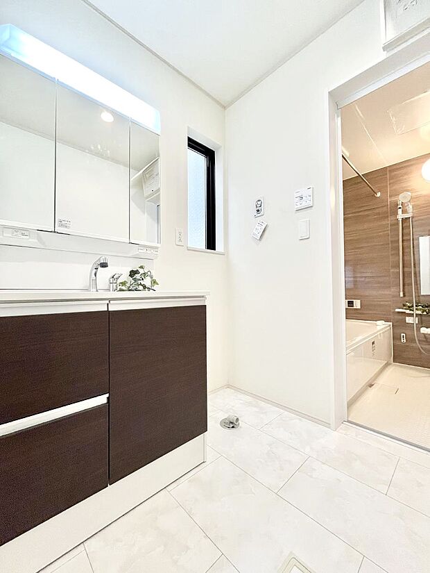 清潔感のある快適空間です。毎日の身支度も気持ち良くお使い頂けます。 