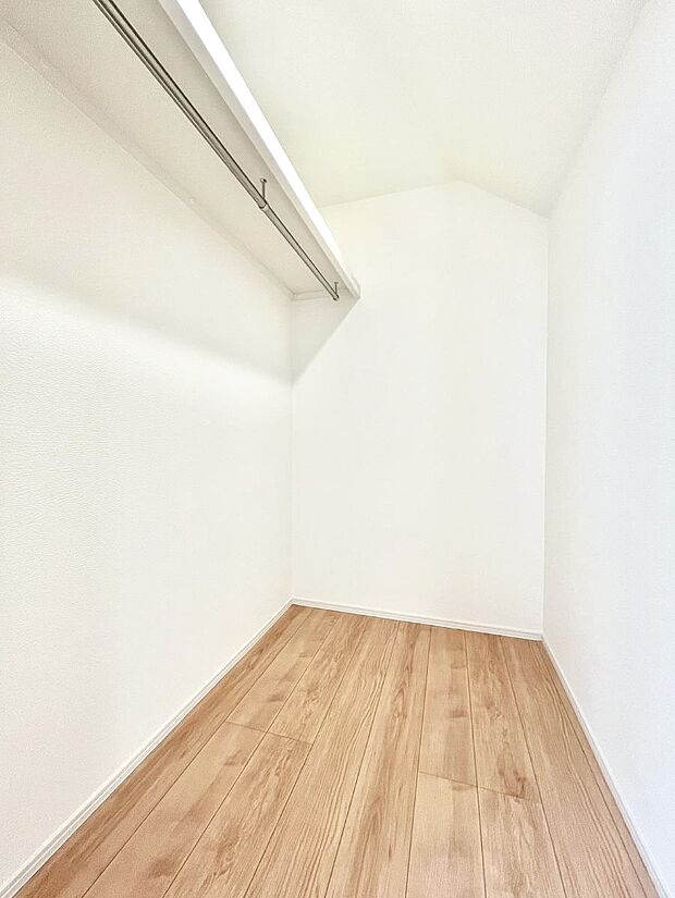 ウォークインクローゼット付きで生活空間を広く利用できます。