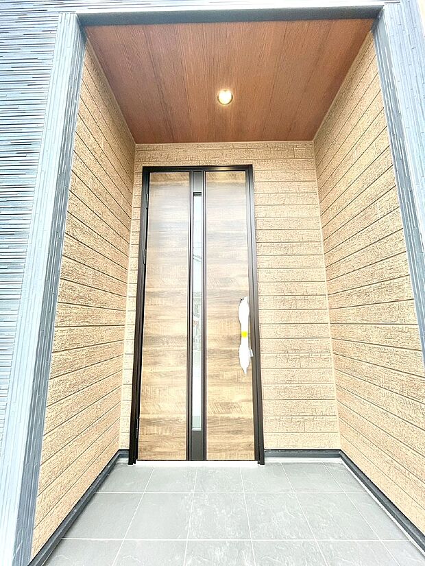 大切な家族、来客を出迎える玄関。