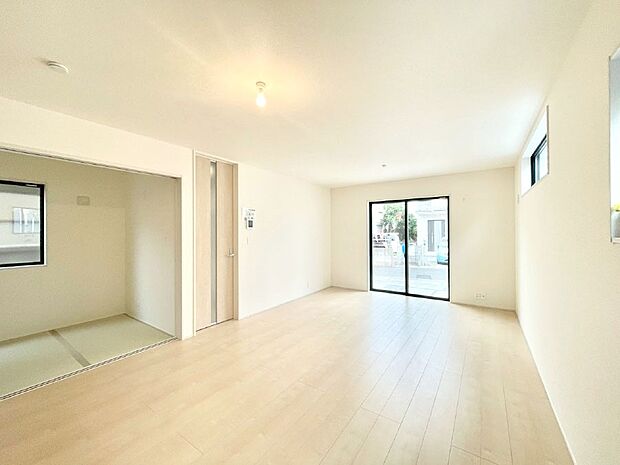 大きな窓からたっぷりの陽光と風を感じられるリビング