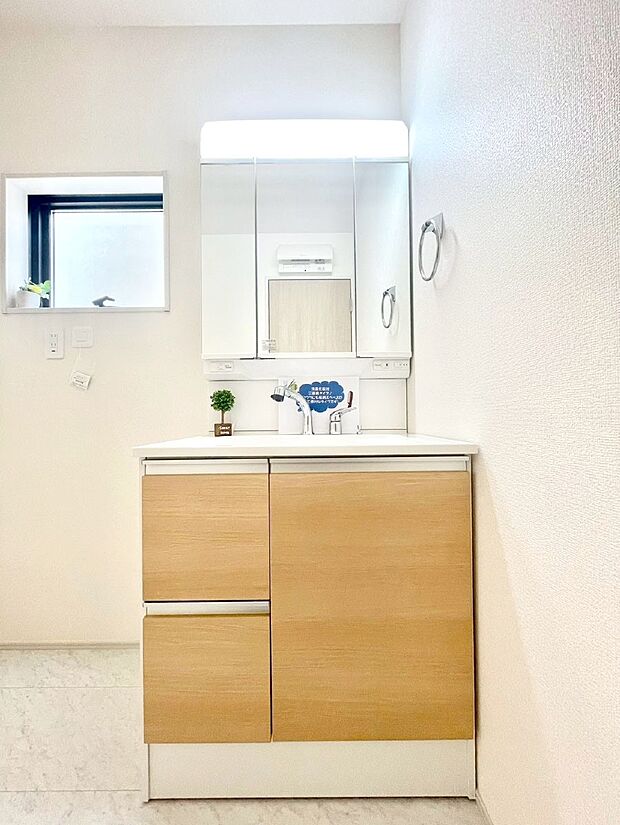 大きく見やすい三面鏡で清潔感ある洗面台は、身だしなみチェックや肌のお手入れにおすすめです。