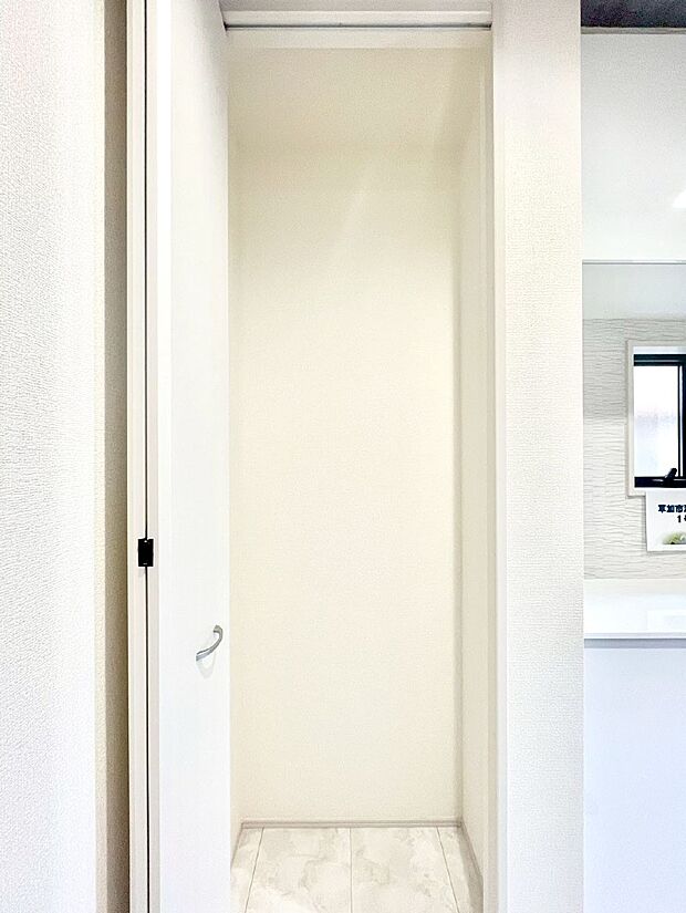 玄関ホール収納です。掃除道具やお出かけ用グッズの収納に便利です。