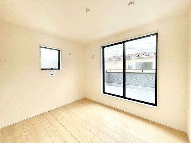 バルコニーが開放感をプラスしてくれる洋室