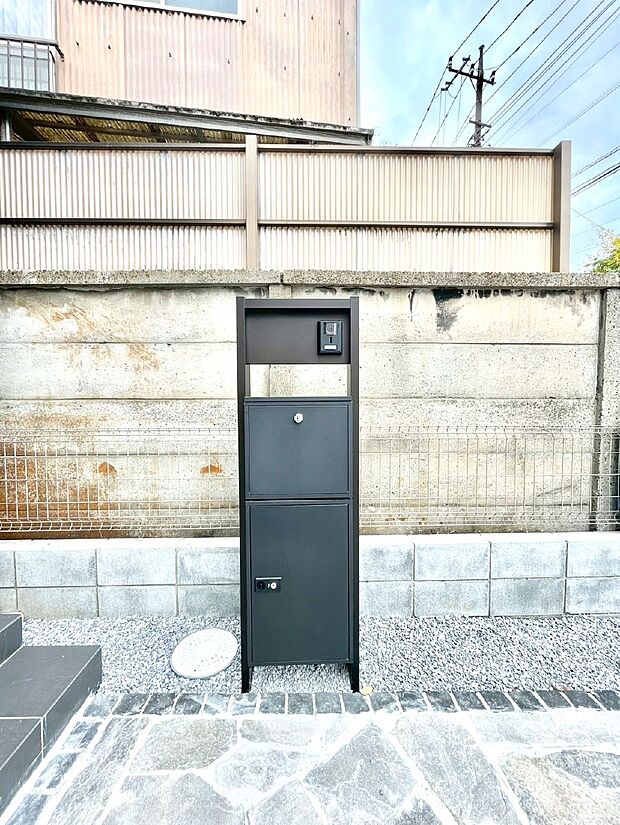 シンプルデザインのポスト。