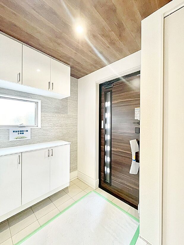 飾り棚を利用して、お越しいただくお客様をおもてなしできます。