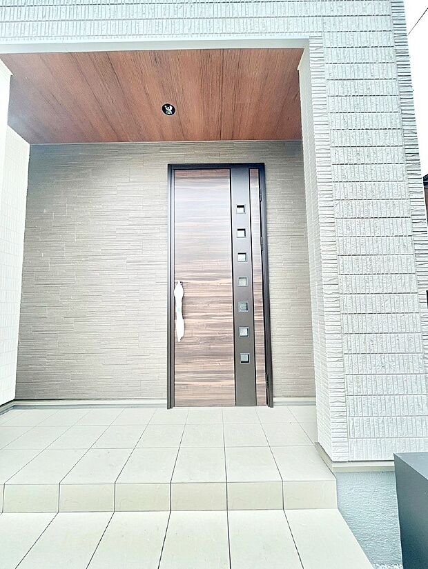 玄関前は雨が降っても濡れにくい屋根付き