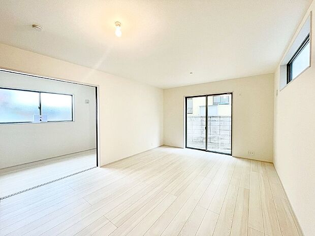 明るい陽光が注ぎ、寛ぎの雰囲気に満たされるリビング・ダイニング。