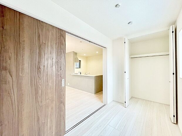 リビング横の洋室は引き戸を開ければリビングと一体に。閉じれば独立した洋室に。