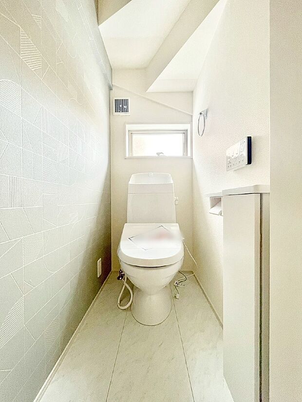 清潔感あるシャワートイレ。小窓から光が注ぎ込みます!