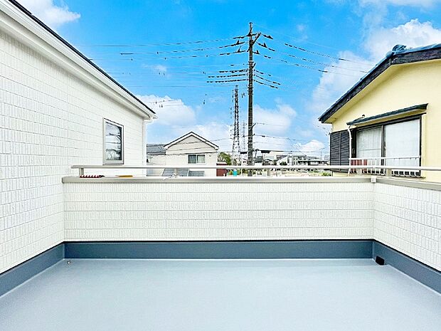 広々バルコニーでお洗濯物が気持ちよく乾きます。