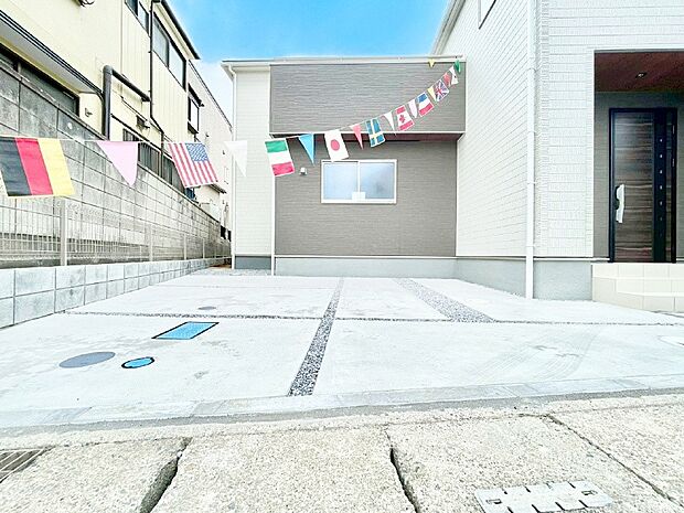 2台(車種による)駐車可!ご家族みんなの自転車も置ける広々カースペース。