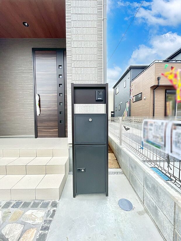 表札・インターホン・ポストをひとつに集約。エントランスになじむシンプルデザイン。