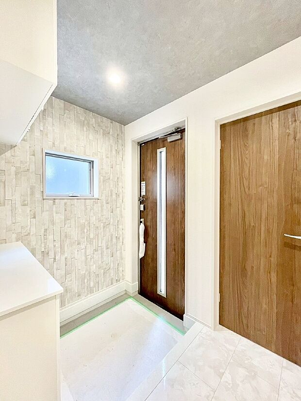 ガラススリットの入った玄関ドアが室内に光を届けてくれます