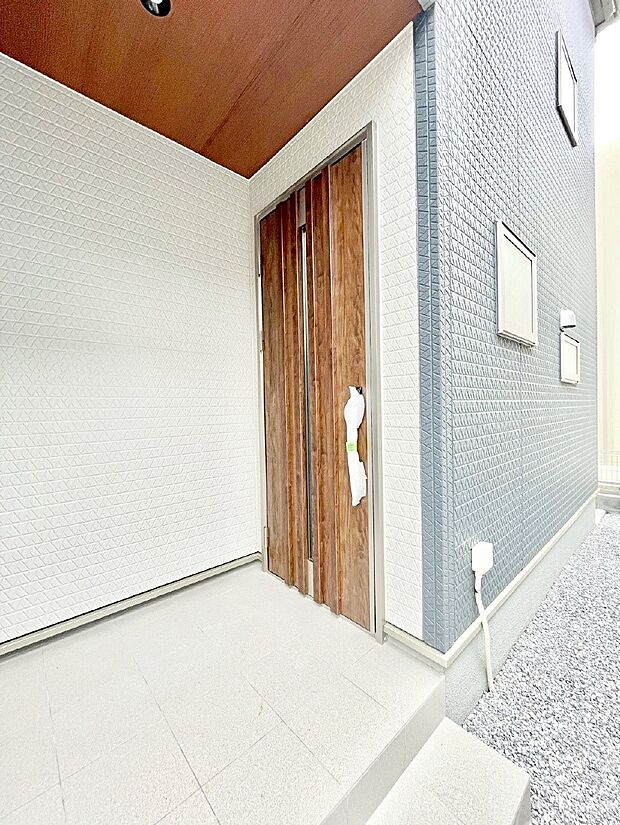 玄関前は雨が降っても濡れにくい屋根付き
