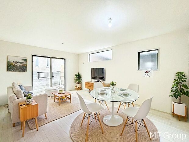 ご家族の賑やかな話し声で包まれる明るいリビング  ※家具はCGです