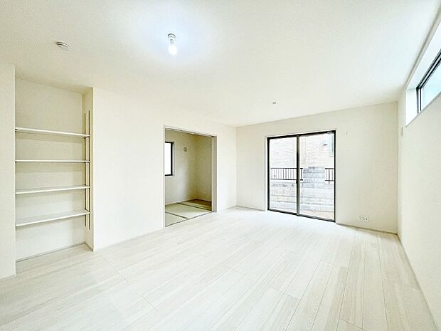 大きな窓からたっぷりの陽光と風を感じられるリビング