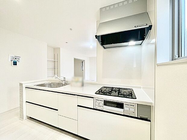 カウンター越しに楽しいおしゃべり。いつものお料理がもっと美味しくなりそうですね。