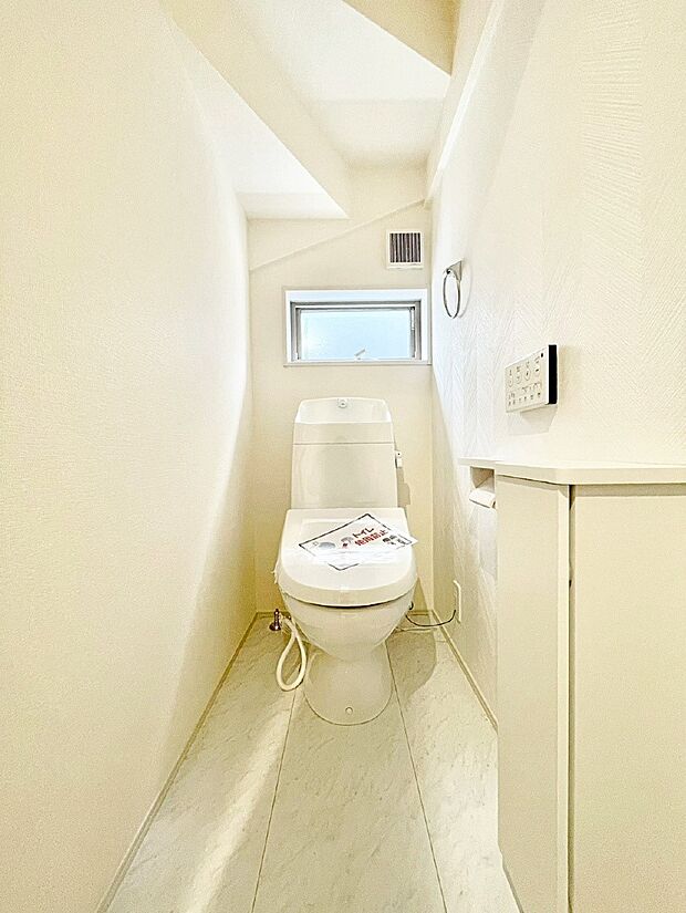 清潔感あるシャワートイレ。小窓から光が注ぎ込みます!