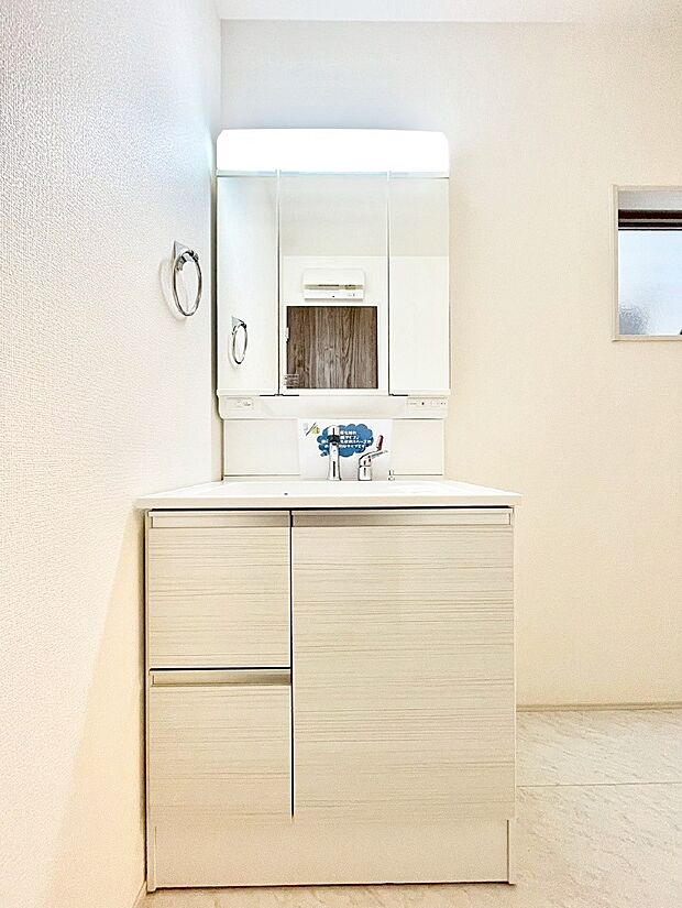 三面鏡の裏に、化粧品や衛生用品などを収納可能。洗面台をすっきりと保ちます！