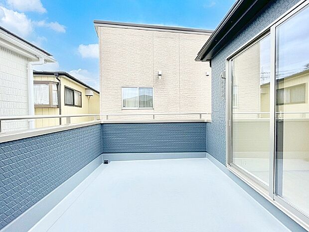 暖かな陽光が降り注ぐバルコニーはお洗濯におすすめ。爽やかな風も心地よいです。