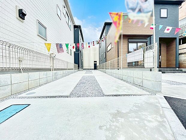 2台(車種による)駐車可!ご家族みんなの自転車も置ける広々カースペース。