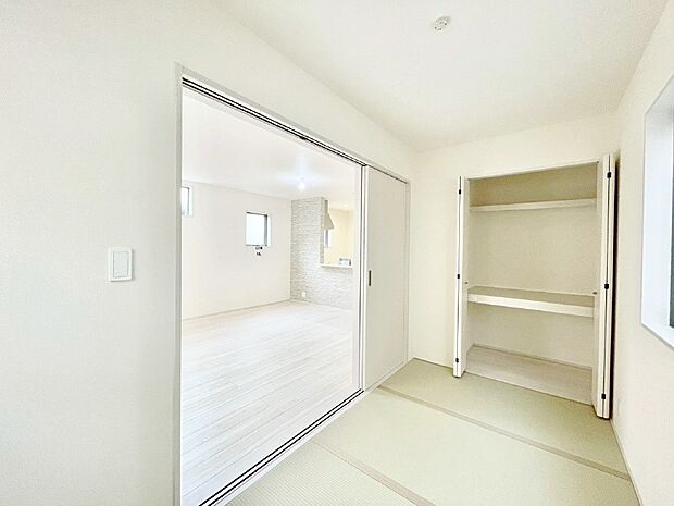 リビングと隣り合っている和洋室。ほっと一息できる和の空間も忘れずに。