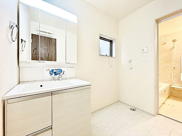 小窓がついているので湿気の多い場所でも換気が十分行えます。毎日の身支度を気持ち良く！