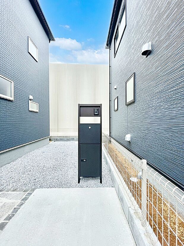 表札・インターホン・ポスト・宅配BOXをひとつに集約。エントランスになじむシンプルデザイン。