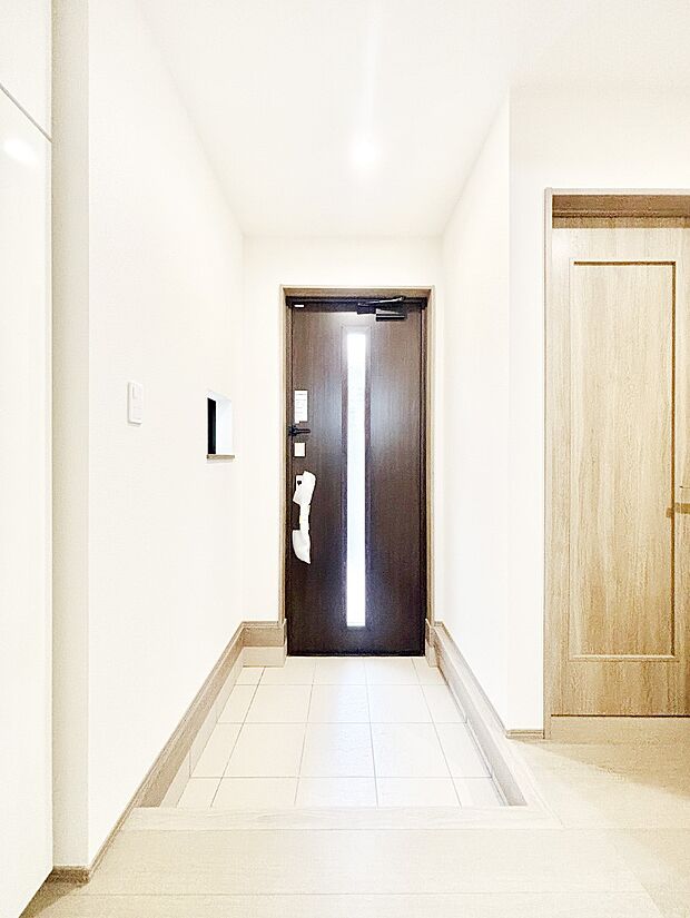 ご家族やお客様を気持ちよくお出迎え！明るい陽光が入り込む玄関。