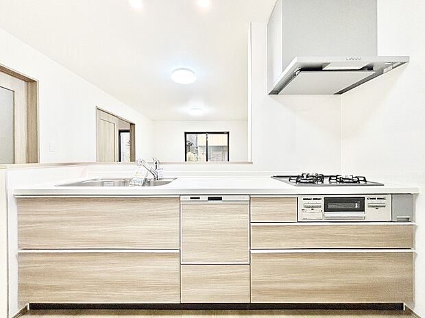 食洗機・浄水器・3口コンロなどデザイン性も機能性も兼ね備えたシステムキッチン！