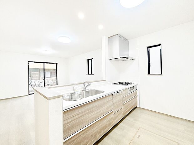 ご家族の会話弾む対面キッチン。お料理中のパパママもご家族と過ごす時間が増えそう!