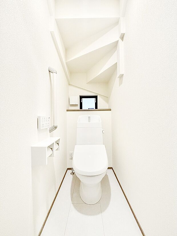 清潔感あるシャワートイレ。小窓から光が注ぎ込みます！