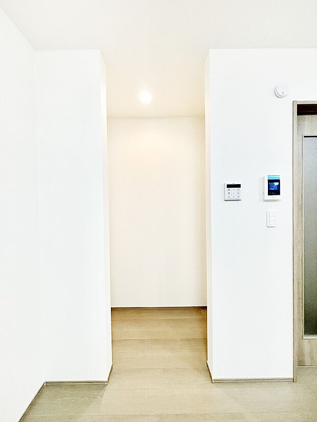 日用品や食品のストックなどスッキリ収納できるパントリー付きです。