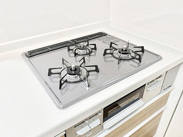 ガスコンロはSiセンサー搭載。火力調節や焦げ付き・消し忘れも防いでくれます。