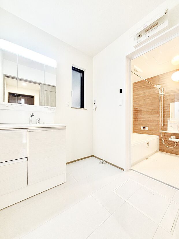 1日の始まりも心地よく！柔らかな朝の光を感じられる窓がついた洗面室