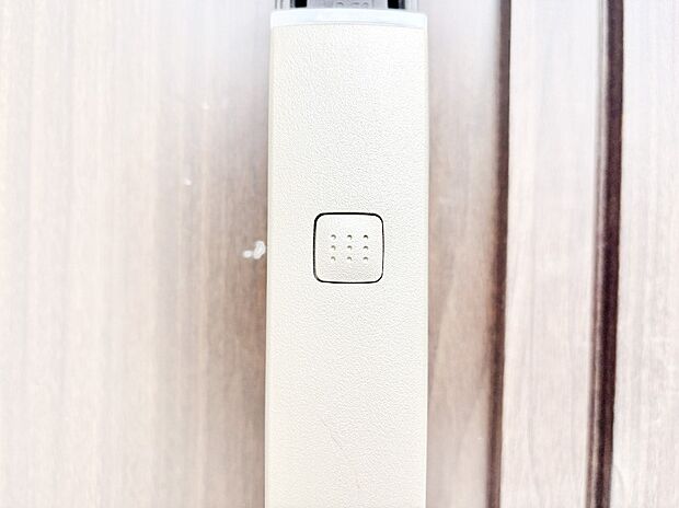 ボタンを押してかざすだけ!玄関ドアは電子キー仕様です