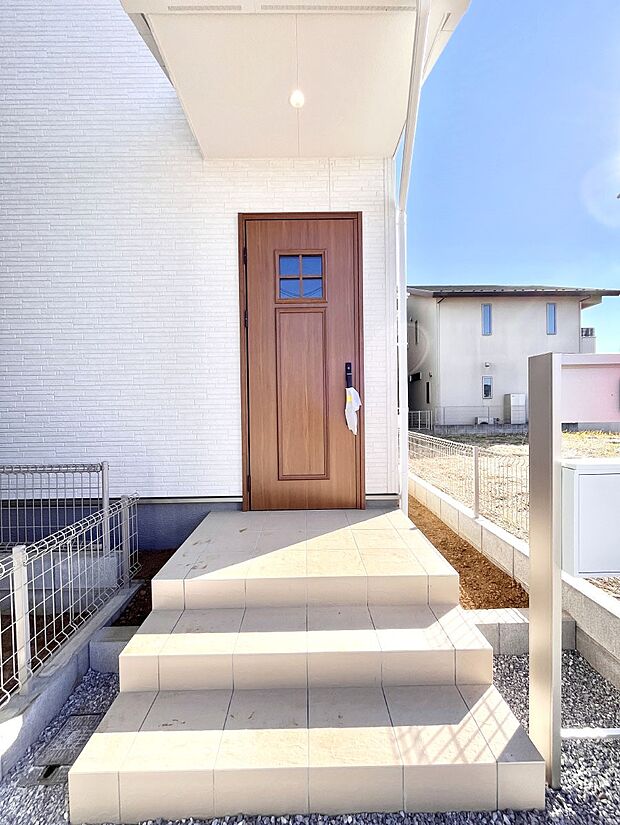 大切な家族、来客を出迎える玄関。