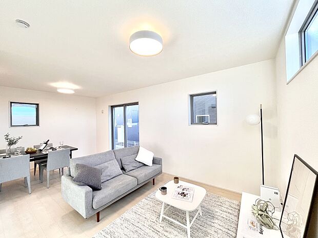 落ち着いた雰囲気のLDKは家族みんなの快適空間