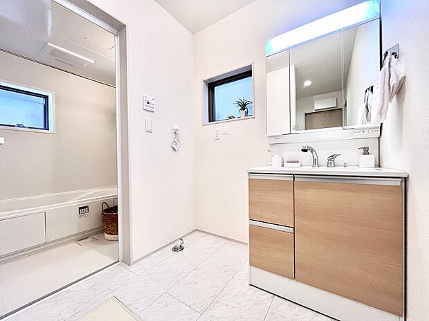 清潔感のある快適空間です。毎日の身支度も気持ち良くお使い頂けます。 