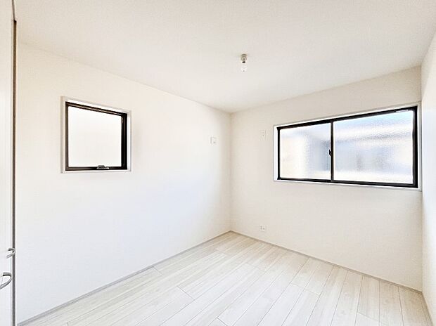 窓からのやさしい光が心地よいプライベートルーム