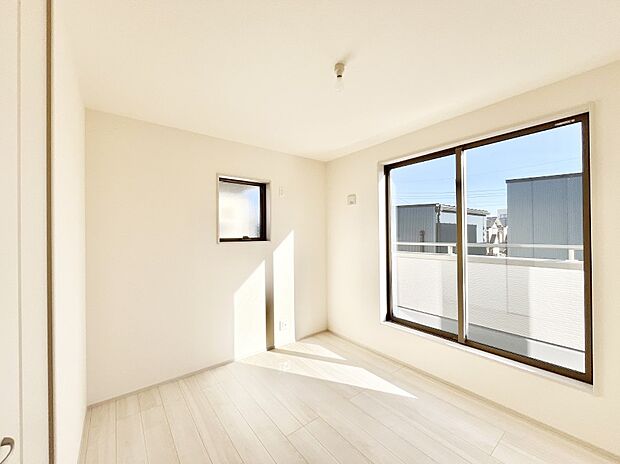 バルコニーが開放感をプラスしてくれる洋室