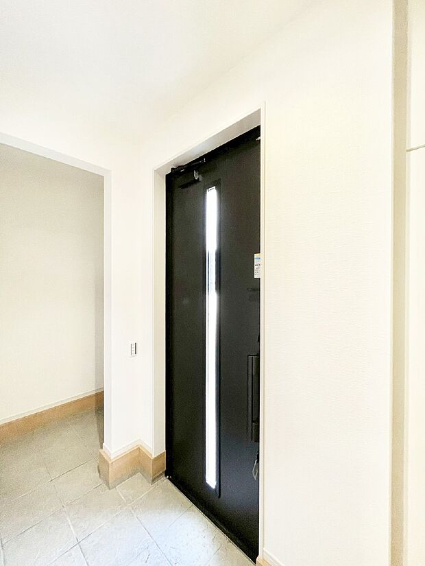 明るい玄関はお客様をお出迎えするのにぴったりです！ 