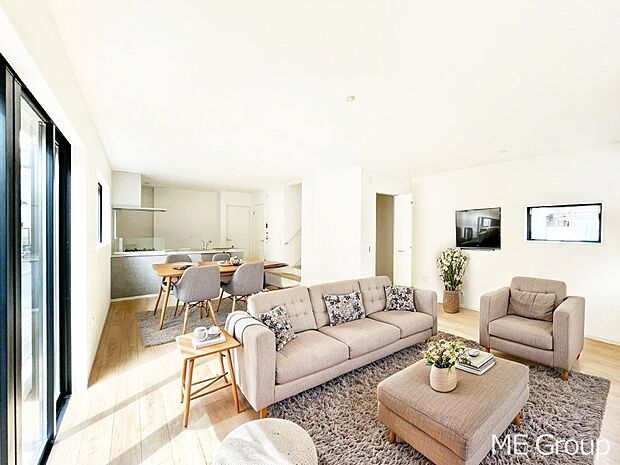 落ち着いた雰囲気のLDKは家族みんなの快適空間※家具はCGです