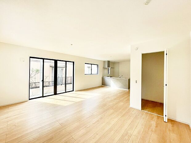 明るい陽光が注ぎ、寛ぎの雰囲気に満たされるリビング・ダイニング。