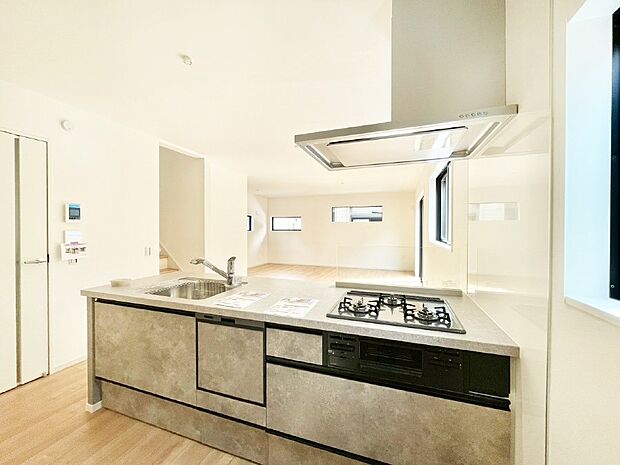 料理をしながらでもご家族との会話を楽しめる対面キッチン